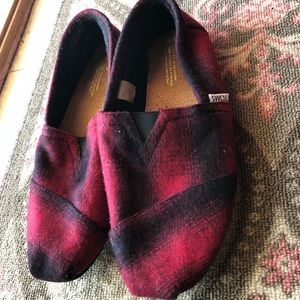 Like new size 10 toms w/fur